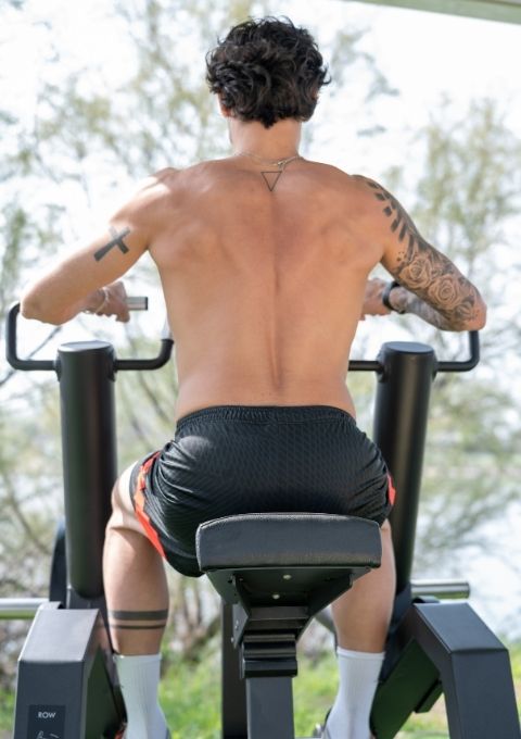 I tuoi sforzi per i tuoi risultati in un ambiente piacevole. Goditi la palestra esterna presso Top Level Gym